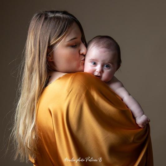 Photographe portraitiste maman et bebe le fenouiller